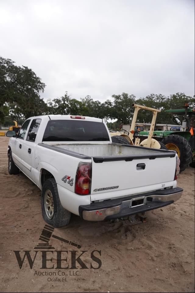 Image of Chevrolet Silverado equipment image 3