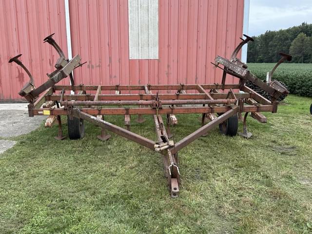 Image of International Harvester 645 equipment image 2