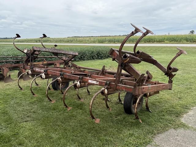 Image of International Harvester 645 equipment image 4