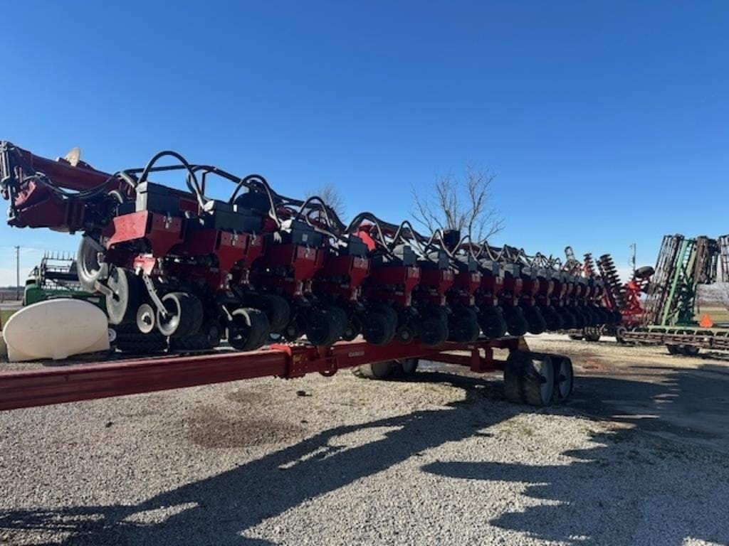 Case IH 1245 Equipment Image0