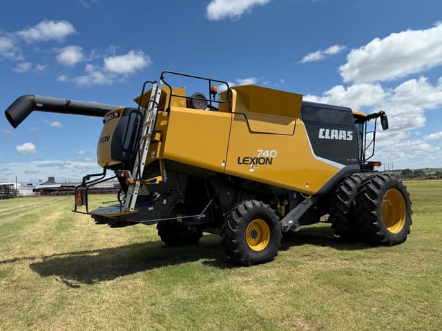 Image of CLAAS LEXION 740 equipment image 2