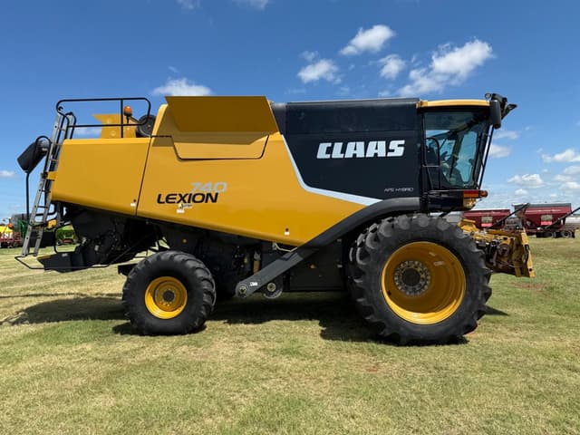 Image of CLAAS LEXION 740 equipment image 1