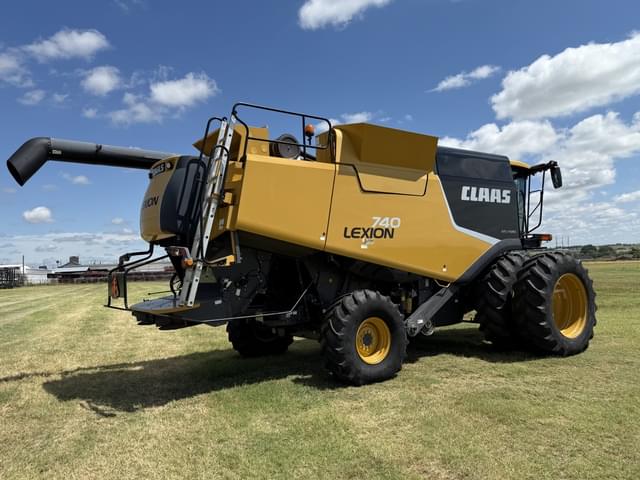 Image of CLAAS LEXION 740 equipment image 2