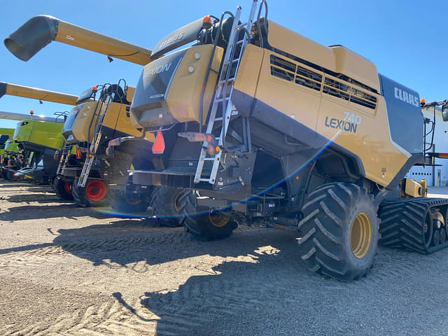 Image of CLAAS LEXION 740TT equipment image 1