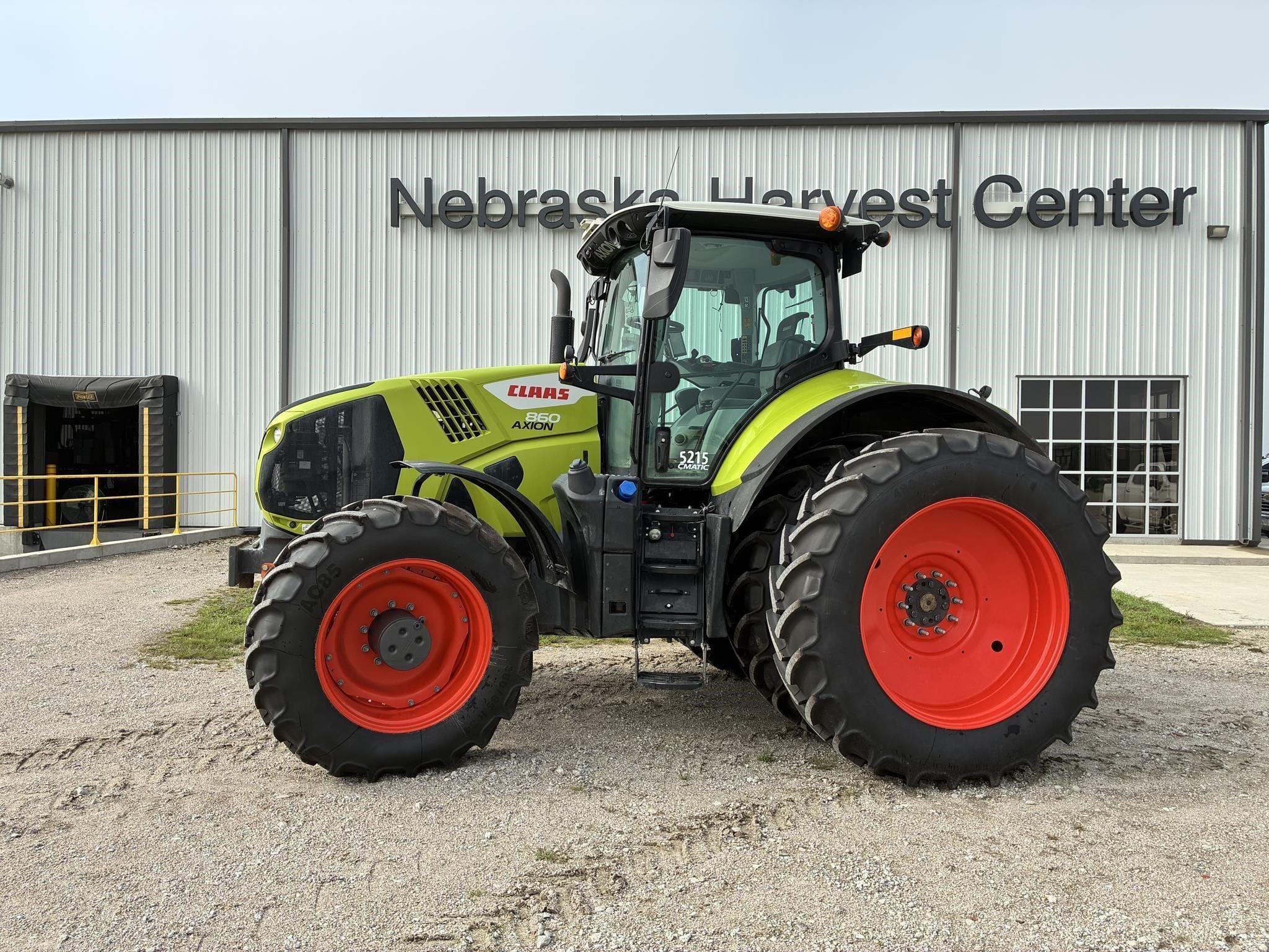 CLAAS Axion 860 Equipment Image0