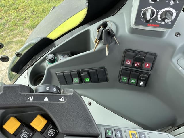 Image of CLAAS Axion 860 equipment image 3