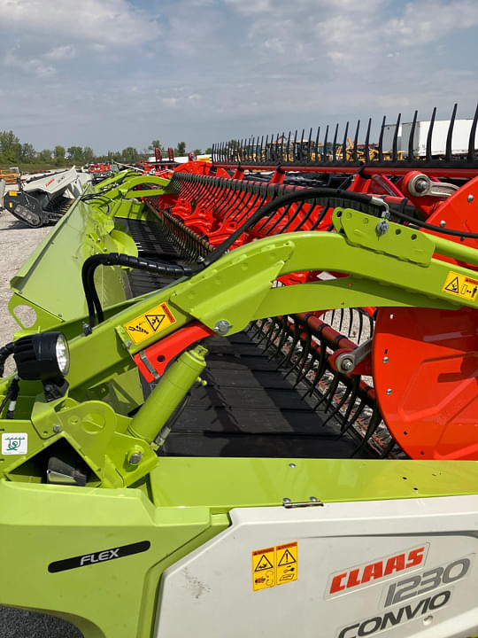 Image of CLAAS 1230 Convio equipment image 3