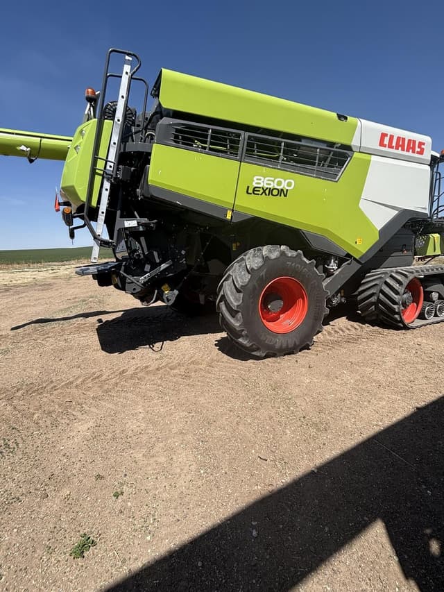 Image of CLAAS Lexion 8600 equipment image 2