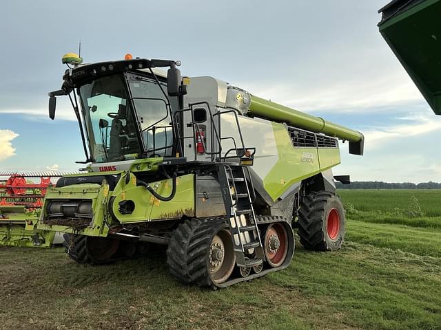 Image of CLAAS Lexion 8600 equipment image 4