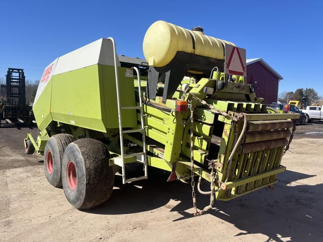 Image of CLAAS Quadrant 2200 equipment image 2