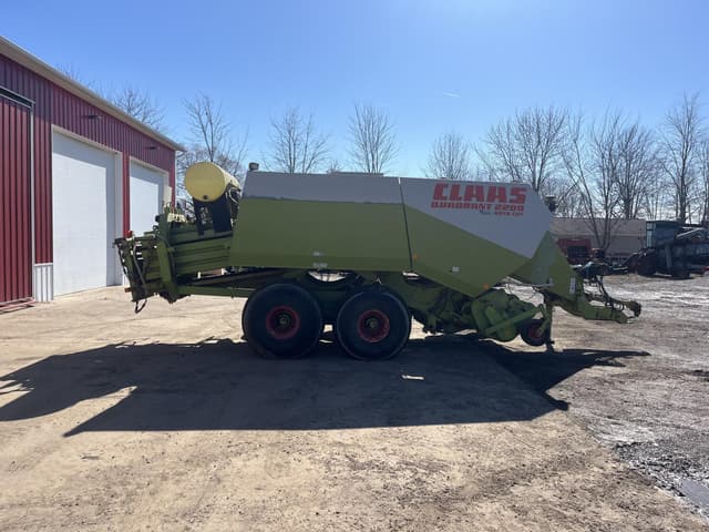 Image of CLAAS Quadrant 2200 equipment image 1