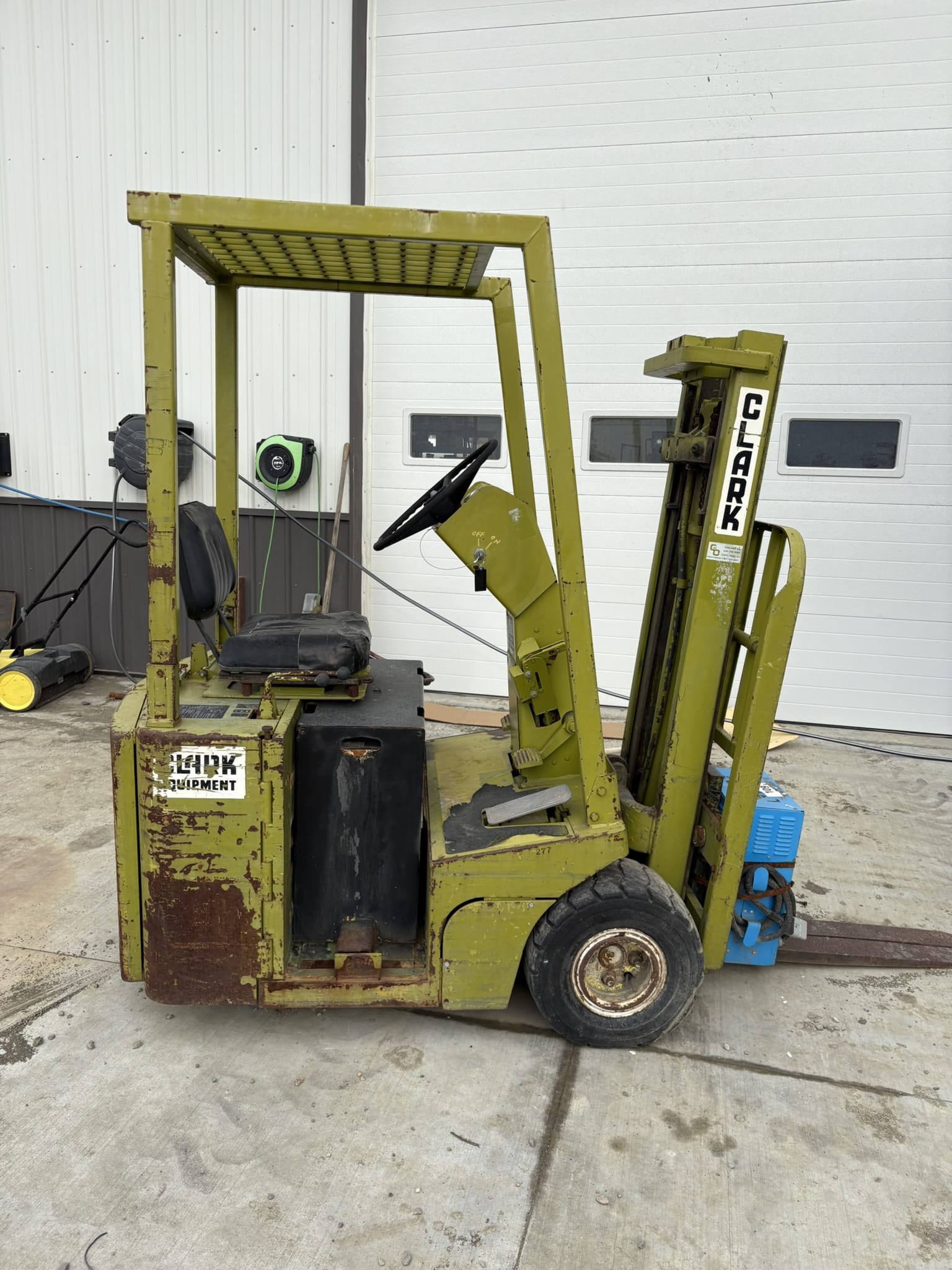 Clark TW25B Equipment Image0