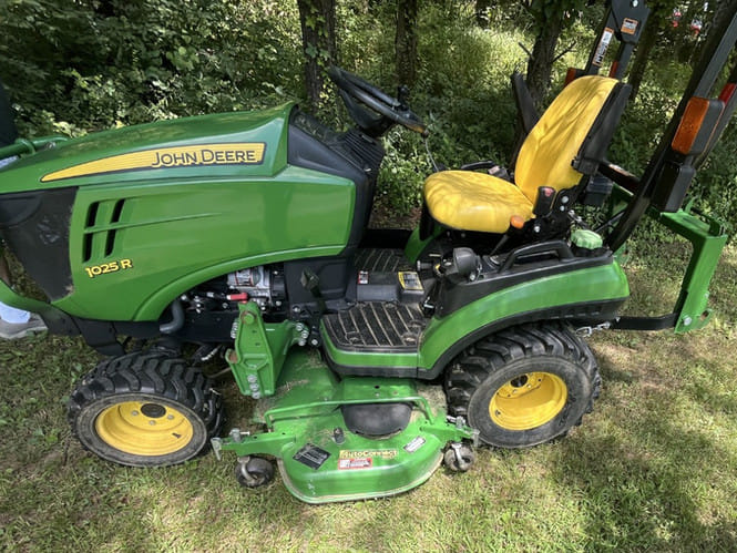 2016 John Deere 1025R Equipment Image0