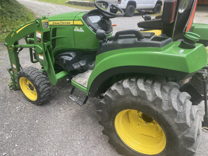 2017 John Deere 2032R Equipment Image0