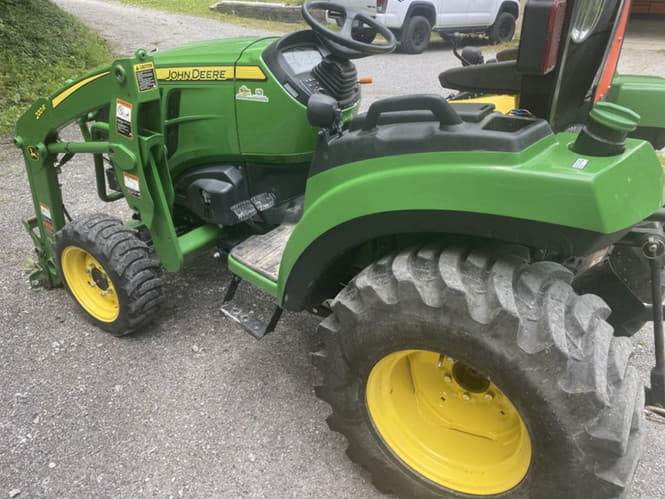 Image of John Deere 2032R Primary Image