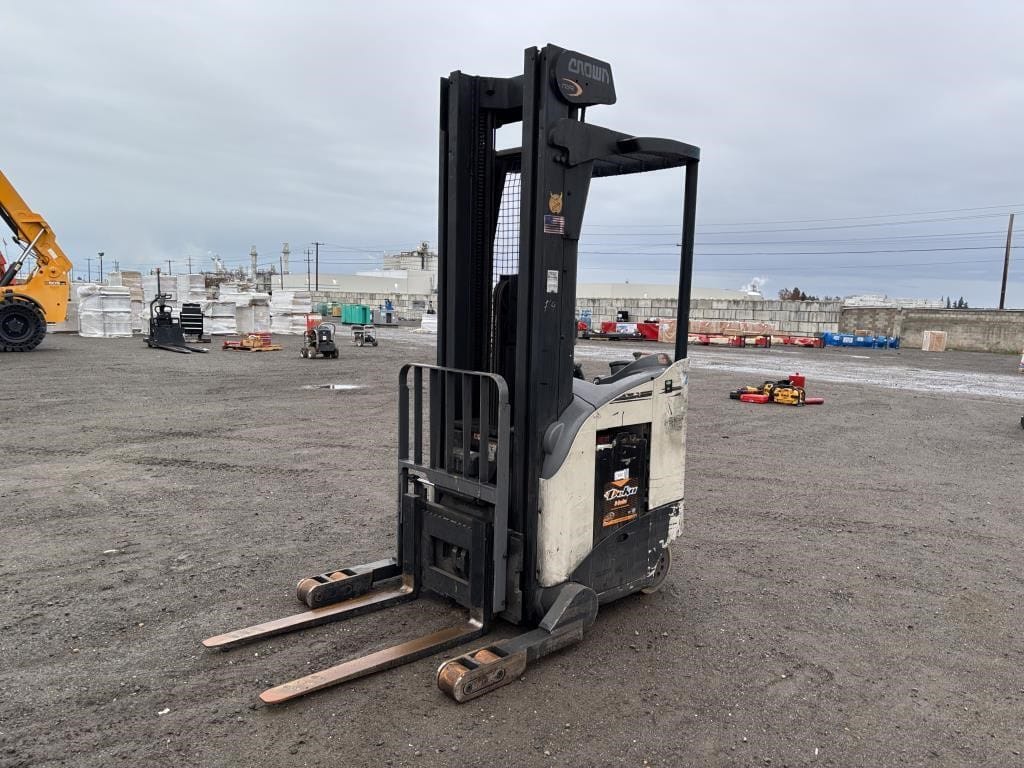 Crown 5200 Equipment Image0