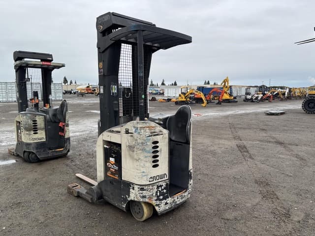 Image of Crown 5200 equipment image 3