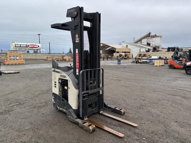 Image of Crown 5200 equipment image 1