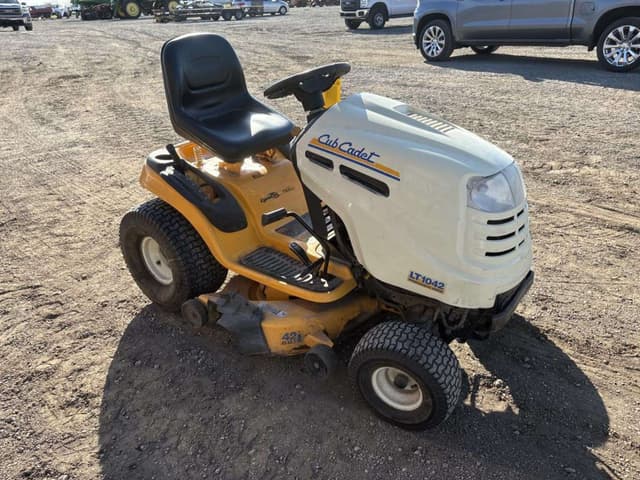 Image of Cub Cadet LT1042 equipment image 4