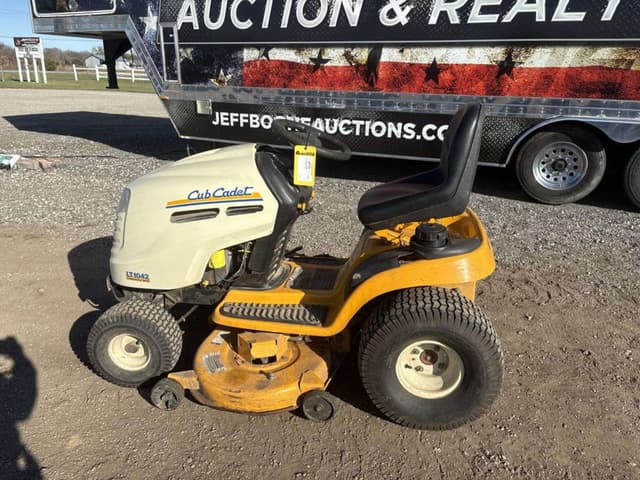 Image of Cub Cadet LT1042 equipment image 1