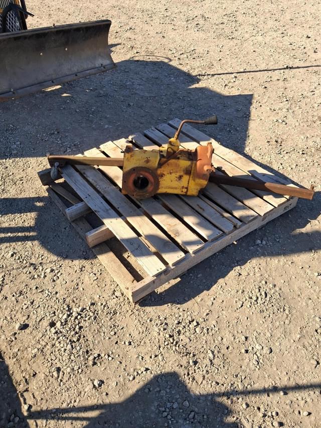 Image of Cub Cadet 124 equipment image 3