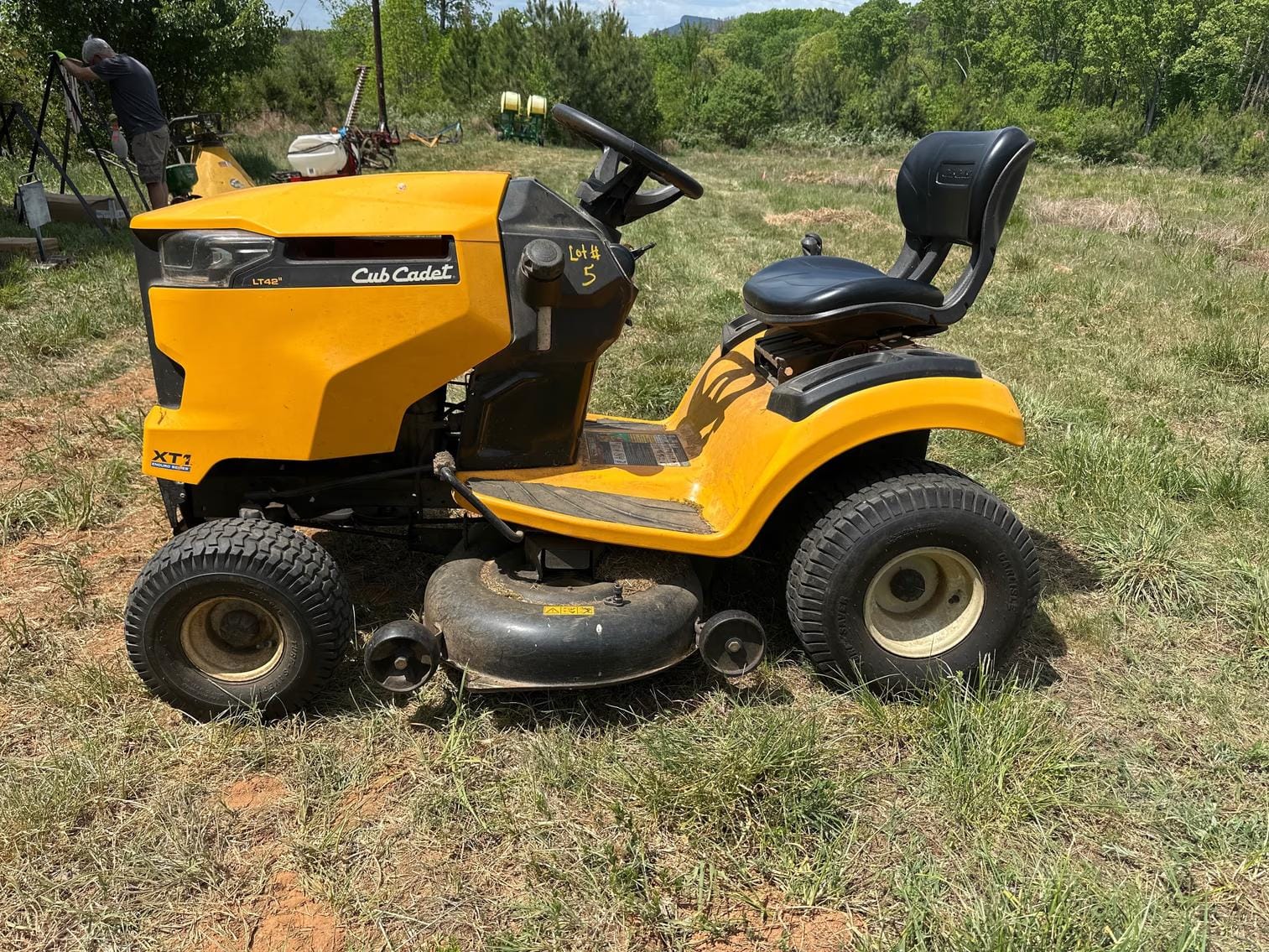 2018 Cub Cadet XT1 LT42 Equipment Image0