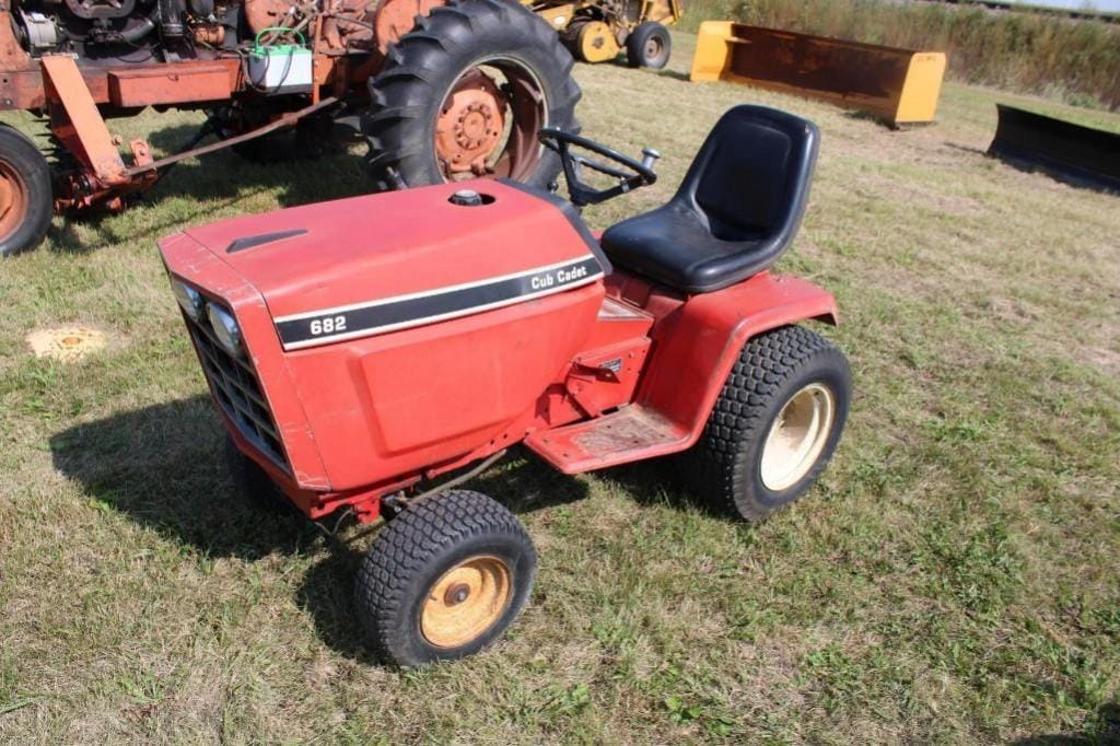 Cub Cadet 682 Equipment Image0