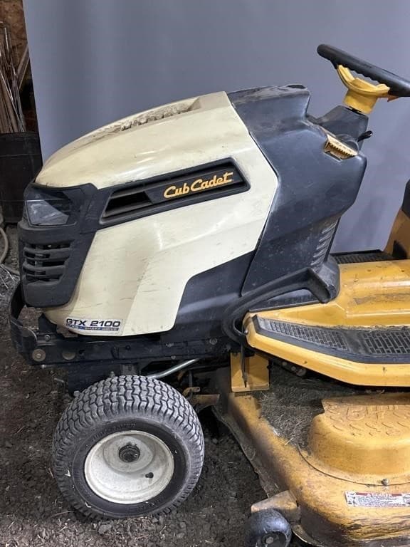Image of Cub Cadet GTX 2100 equipment image 2