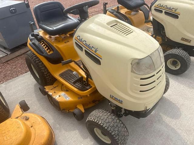 Image of Cub Cadet LT1042 equipment image 4