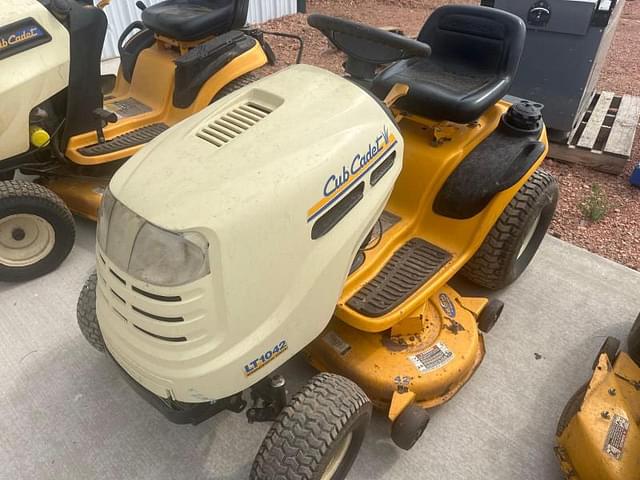 Image of Cub Cadet LT1042 equipment image 2