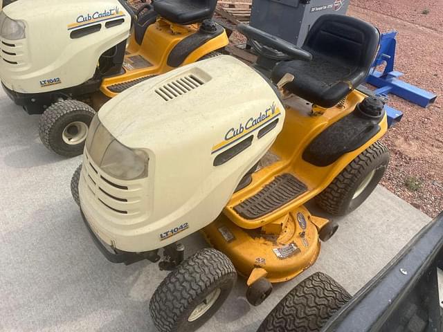 Image of Cub Cadet LT1042 equipment image 2