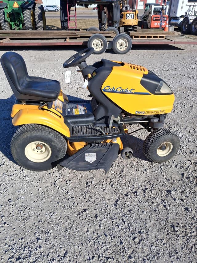Image of Cub Cadet LT1024 equipment image 4