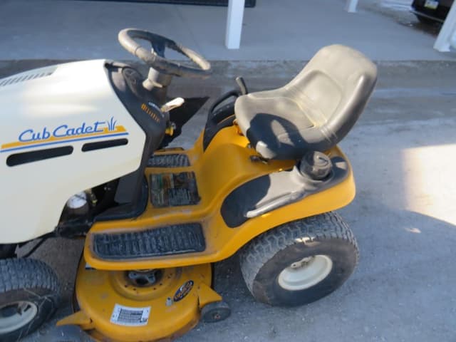 Image of Cub Cadet LT1042 equipment image 4