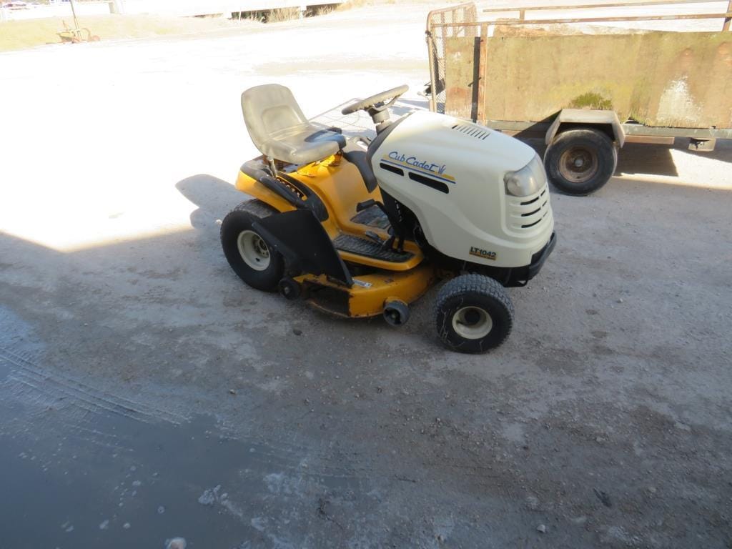 Cub Cadet LT1042 Equipment Image0