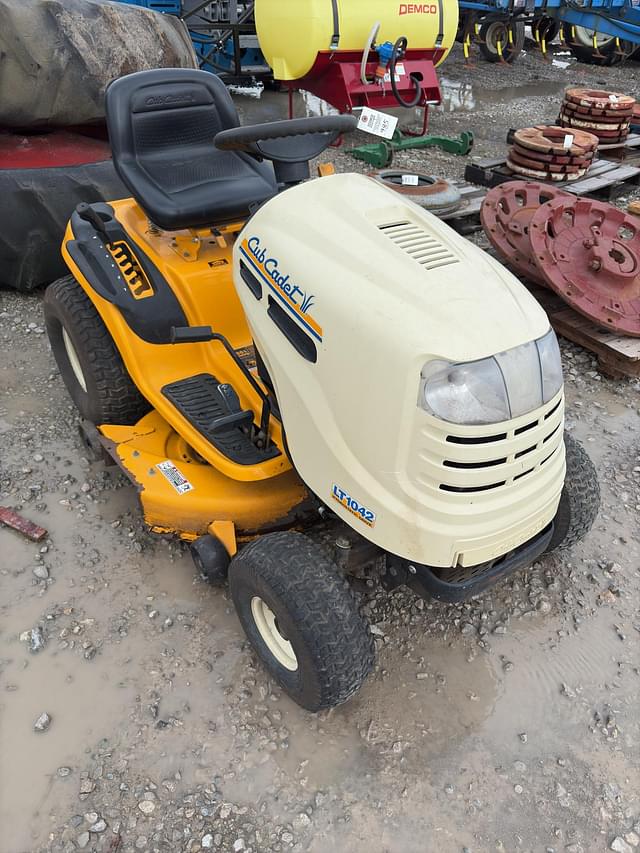 Image of Cub Cadet LT1042 equipment image 1