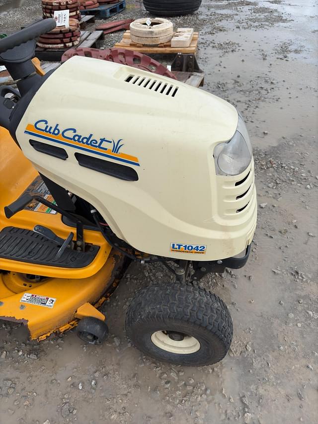 Image of Cub Cadet LT1042 equipment image 3