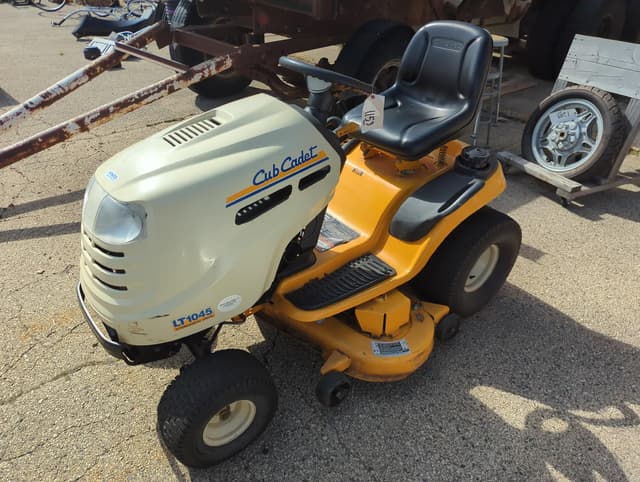 Image of Cub Cadet LT1045 equipment image 2
