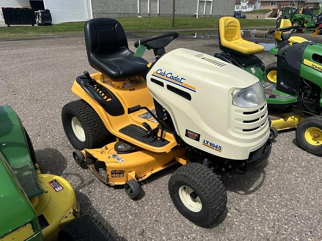 Image of Cub Cadet LT1045 equipment image 3