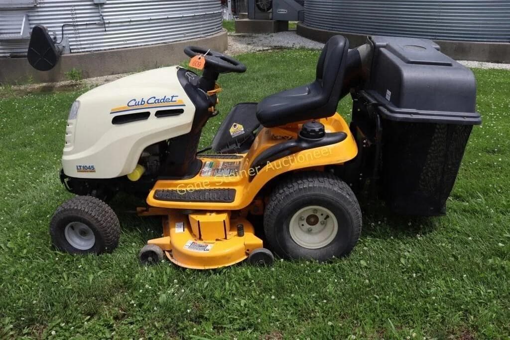 Image of Cub Cadet LT1045 Primary image