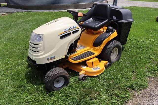 Image of Cub Cadet LT1045 equipment image 3