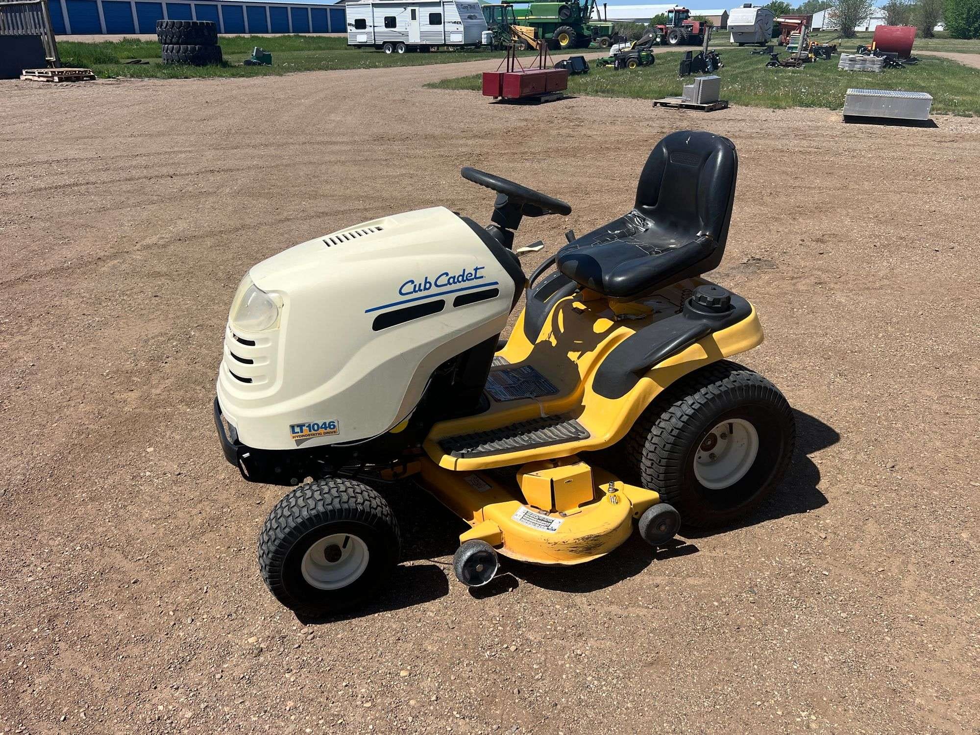 Cub Cadet LT1046 Equipment Image0
