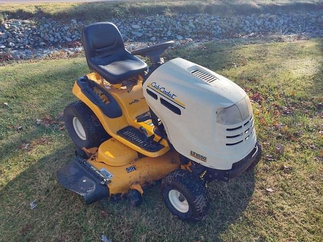 Image of Cub Cadet LT1050 equipment image 4