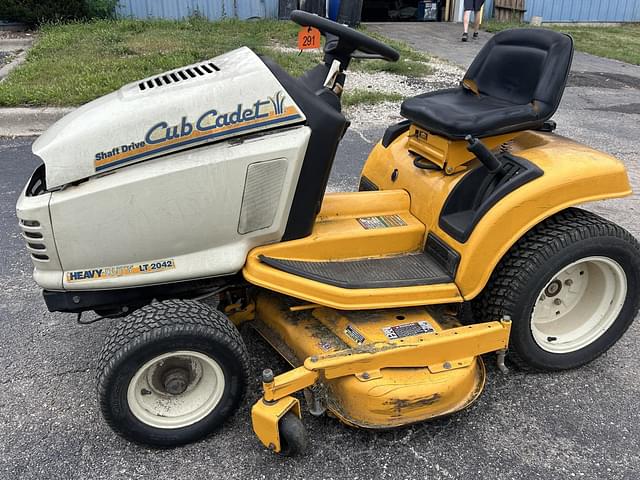 Image of Cub Cadet LT2042 equipment image 3