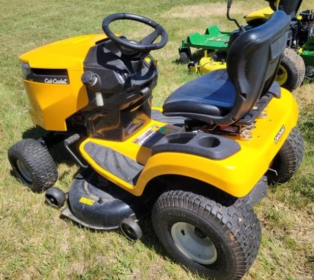 Image of Cub Cadet XT1 LT42 equipment image 4