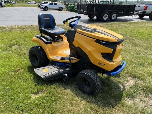 2021 cub best sale cadet xt1 lt42