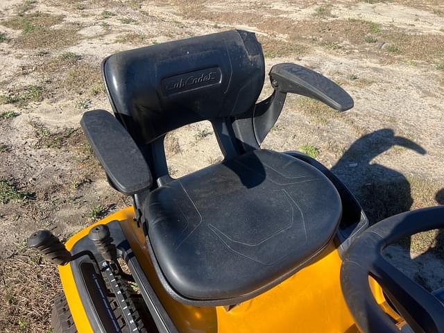 Image of Cub Cadet XT1 LT46 equipment image 4