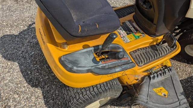 Image of Cub Cadet LTX1040 equipment image 2