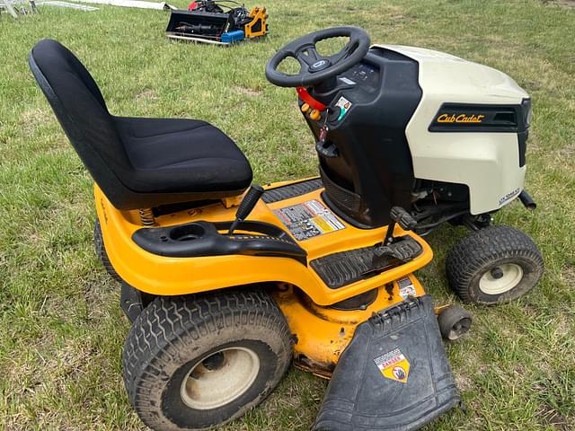 Image of Cub Cadet LT1046 equipment image 4