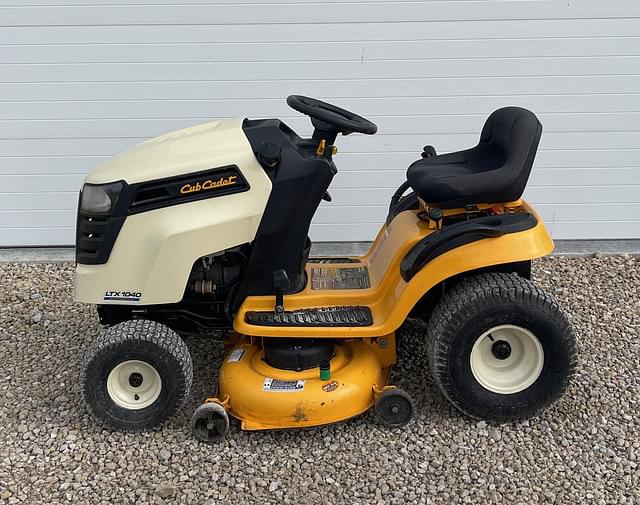 Image of Cub Cadet LTX1040 equipment image 3