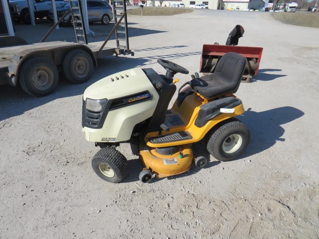 Image of Cub Cadet LTX1042 Primary image